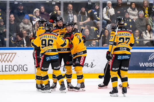 Luleås Markus Nurmi jublar med lagkamrater