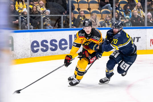 Luleås Oskari Laaksonen och HV71s Oskar Stål-Lyrenäs