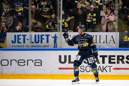 HV71s Jonathan Ang jublar