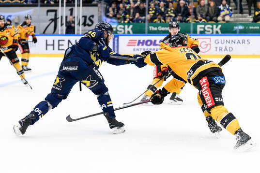 HV71s Joona Luoto och Luleås Otto Leskinen