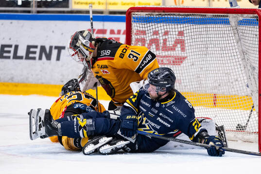 Luleås målvakt Matteus Ward och Oskari Laaksonen mot