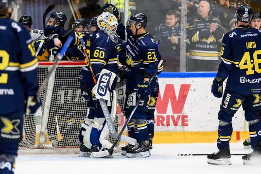 HV71s målvakt Felix Sandström och Jonathan Ang jublar