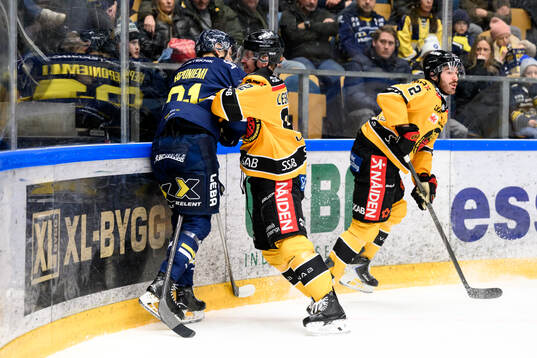 HV71s Aleksi Heponiemi och Luleås Otto Leskinen