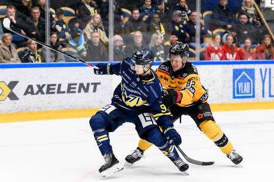 HV71s Aleksi Heponiemi och Luleås Otto Leskinen