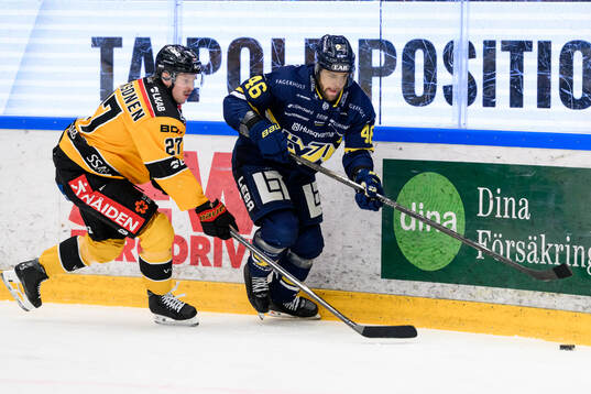 Luleås Oskari Laaksonen och HV71s Joona Luoto
