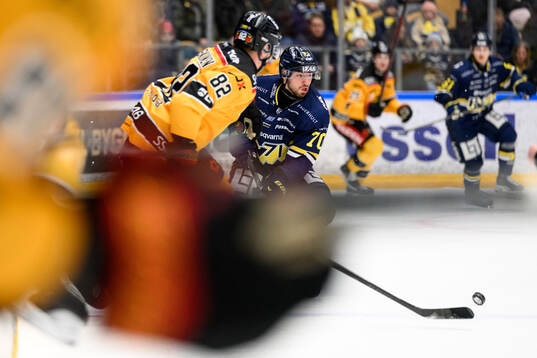 HV71s Lukas Rousek och Luleås Otto Leskinen