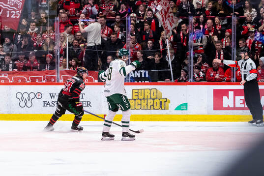 Färjestads Filip Roos jublar