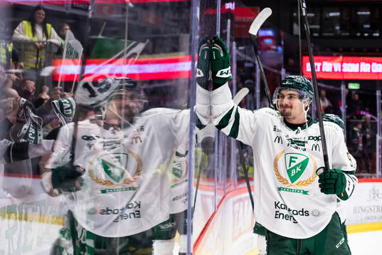 Färjestads David Tomasek jublar