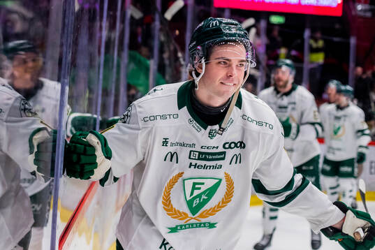 Färjestads Viktor Lodin jublar med fansen