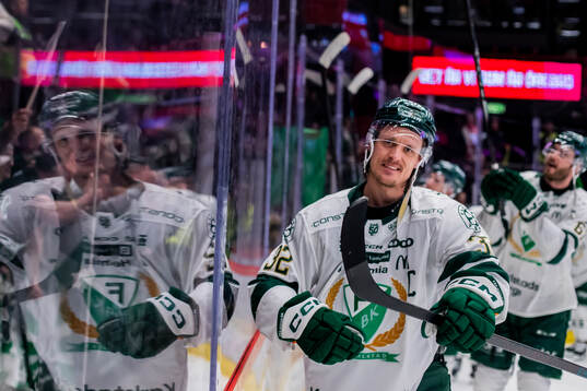 Färjestads Magnus Nygren jublar med fansen
