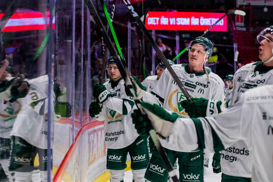 Färjestads Albert Wikman jublar med fansen