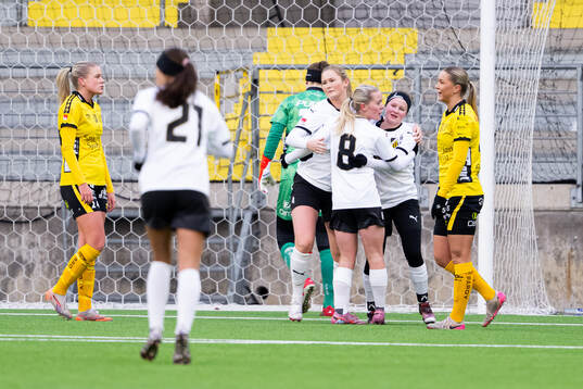 Häckens Wilma Lundström jublar med lagkamrater