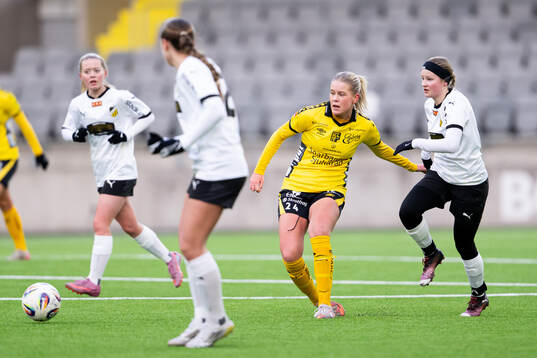Elfsborgs Tess Olausson och Häckens Wilma Lundström