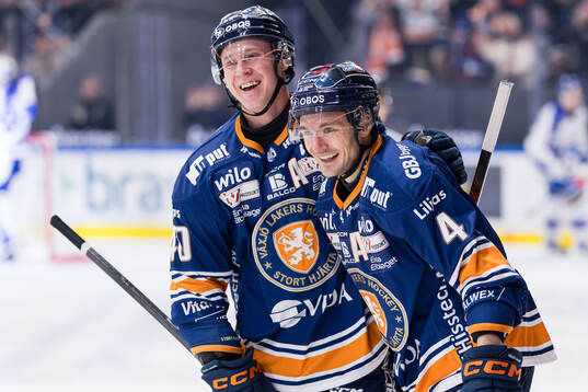 Växjös Dennis Rasmussen och Keegan Lowe jublar