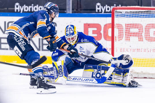 Växjös Keegan Lowe och Leksands målvakt Marcus Gidlöf