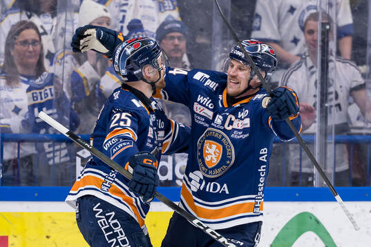 Växjös Lucas Elvenes och Joel Persson jublar