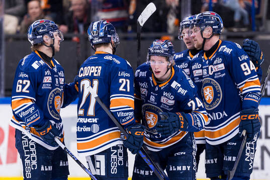 Växjös Karl Henriksson jublar med Manuel Ågren, Brian