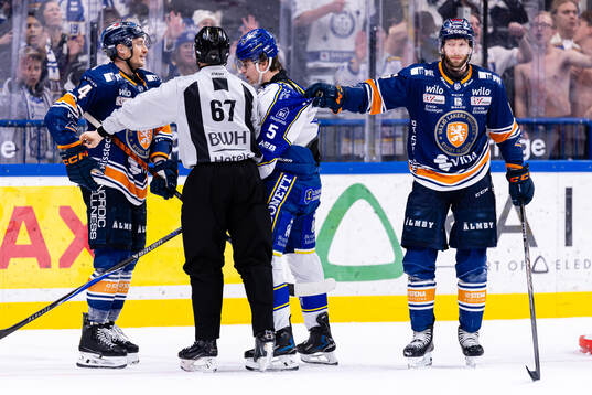 Leksands Andro Kaderli mellan Växjös Keegan Lowe och