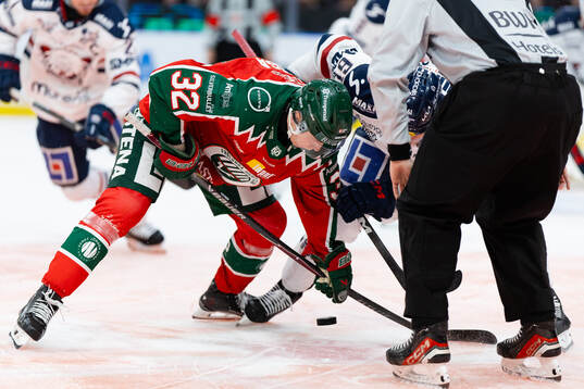 Frölundas Noah Hasa tekar mot Linköpings Markus Ljungh