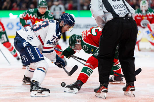 Linköpings Nicholas Shore tekar mot Frölundas Noah Hasa