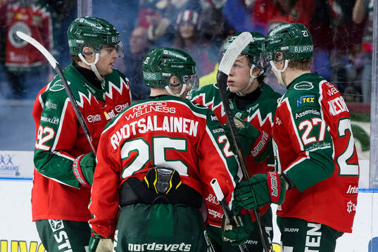 Frölundas Ivar Stenberg jublar med Filip Cederqvist, Arttu