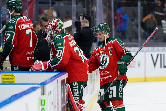Frölundas målvakt Tobias Normann och Max Friberg deppar
