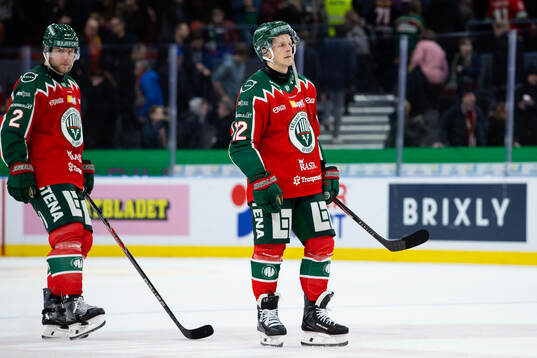 Frölundas Christian Folin och Max Friberg deppar