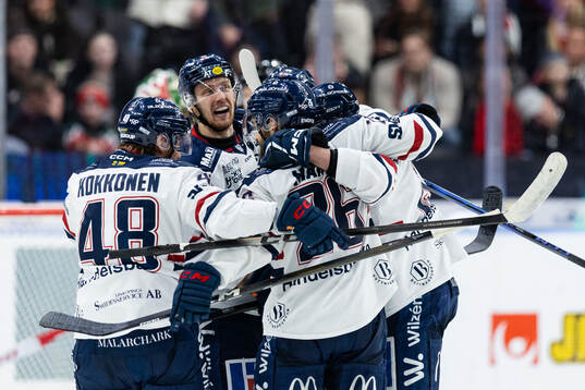 Linköpings Nicholas Shore jublar med lagkamrater