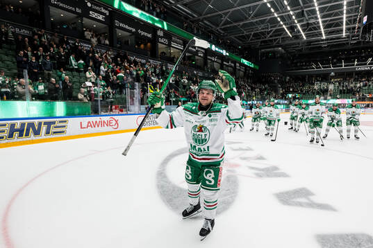 Rögles Karson Kuhlman jublar