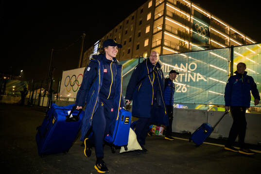 Bläddra bland fler bilder av 2026 Winter Olympics, Day -5, Ice Hockey, Sweden arrival at Olympic Village