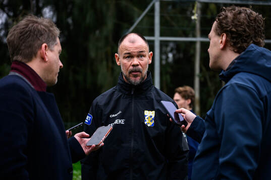 assisterande tränare Joachim Björklund pratar med media