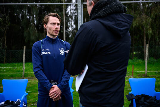 Filip Ottosson pratar med media