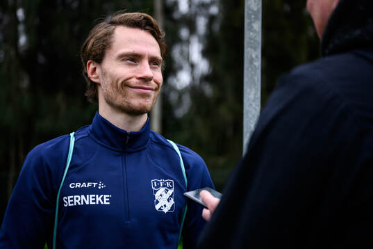 Filip Ottosson pratar med media