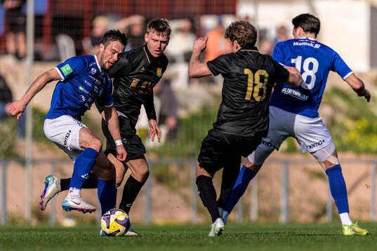 Hallur Hansson of Klaksvik and Joackim Fagerjord of GAIS