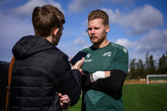 Mjällbys målvakt Robin Wallinder pratar med media