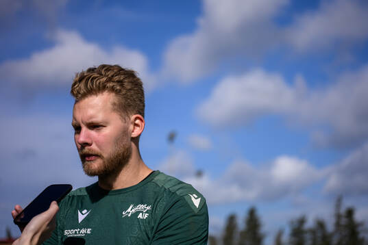 Mjällbys målvakt Robin Wallinder pratar med media