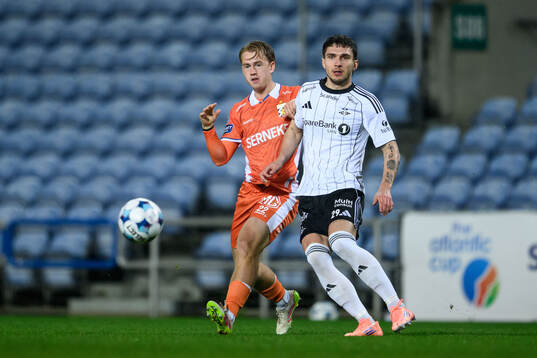 Noah Tolf of IFK Göteborg and David Duris of Rosenborg