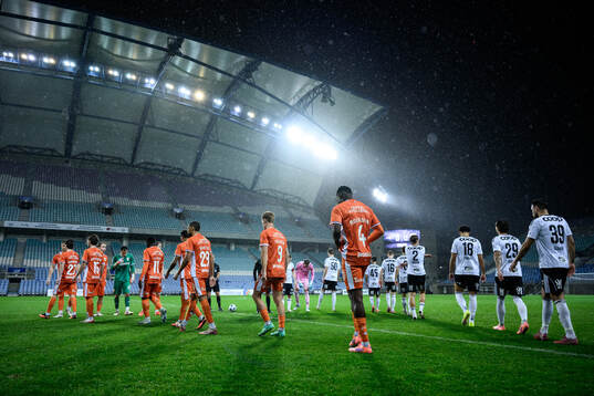 Players of IFK Göteborg and of Rosenborg enter the pitch