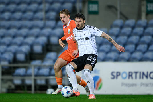 Noah Tolf of IFK Göteborg and David Duris of Rosenborg