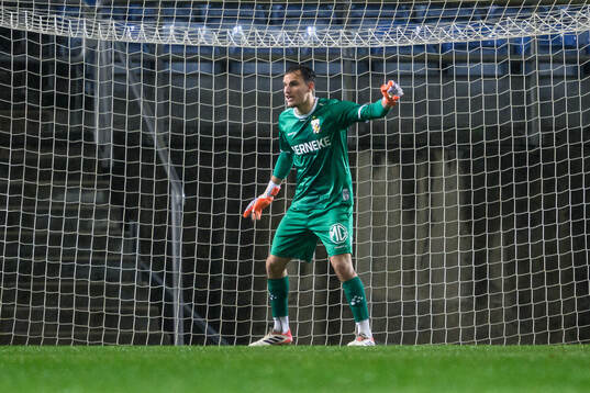 goalkeeper Elis Bishesari of IFK Göteborg