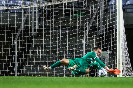 goalkeeper Elis Bishesari of IFK Göteborg