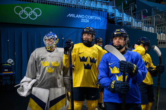 Goaltender Tindra Holm, Hanna Olsson and Nicole Hall of