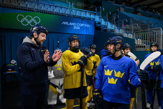 Head coach Ulf Lundberg, Hanna Olsson and Nicole Hall of