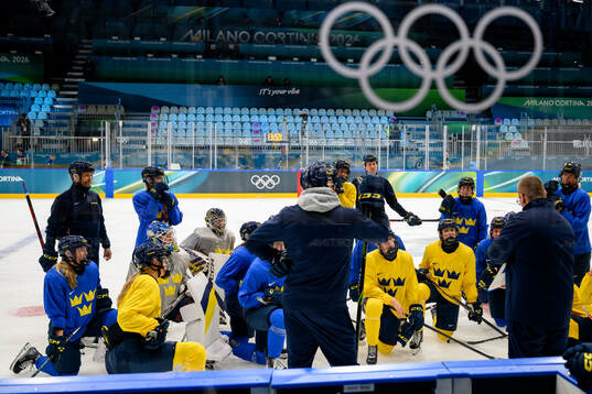 Players of Sweden gathered at a ice hockey practice session
