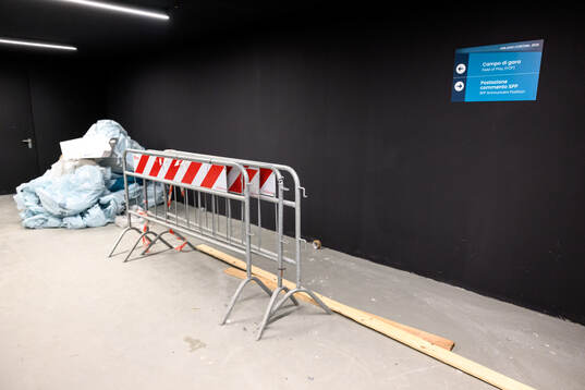 Building materials in the corridors of the Milano