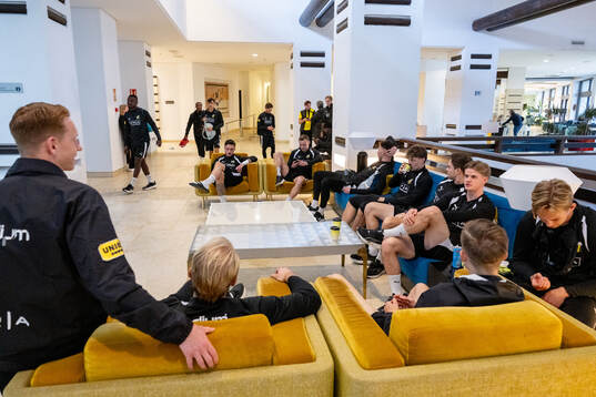 Spelare i Häcken samlas i lobbyn på hotellet