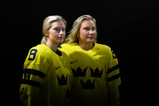 Hilda Svensson and Jenna Raunio of Sweden
