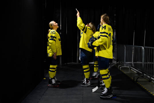 Jenna Raunio and Mira Jungåker take photos