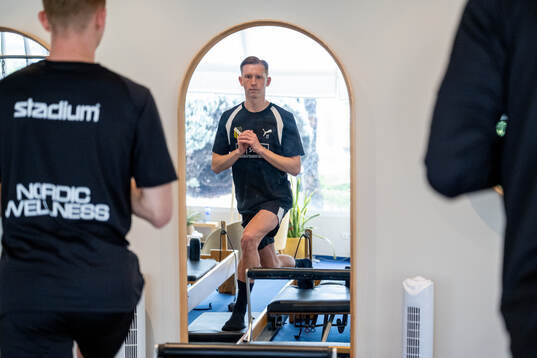 Julius Lindberg tränar pilates
