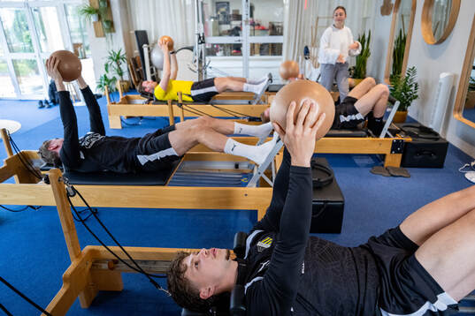 Gustav Lindgren tränar pilates